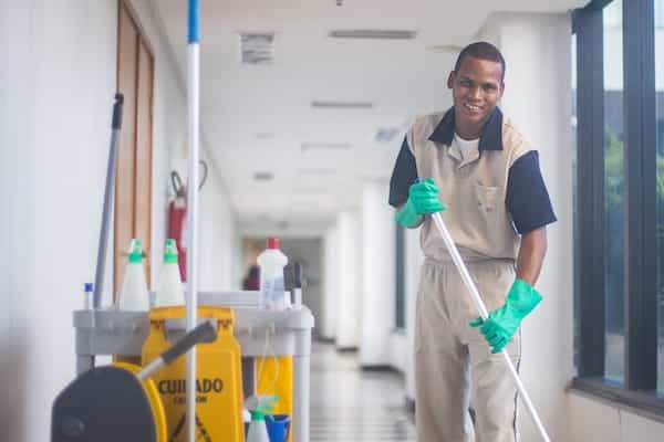 Una empresa de limpieza contratada que cumple con los derechos de los trabajadores
