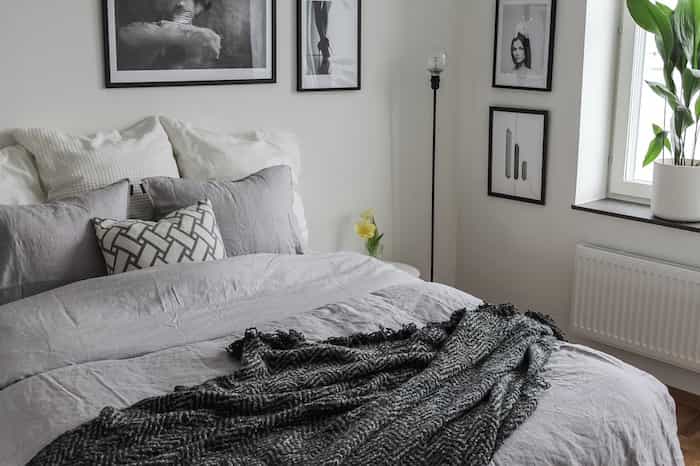 Ropa de una habitación lavada y limpia de virus