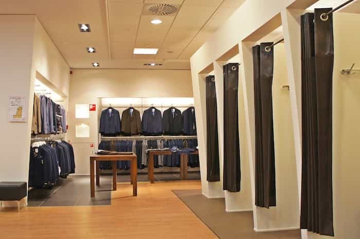 Ropa desinfectada de virus en una tienda