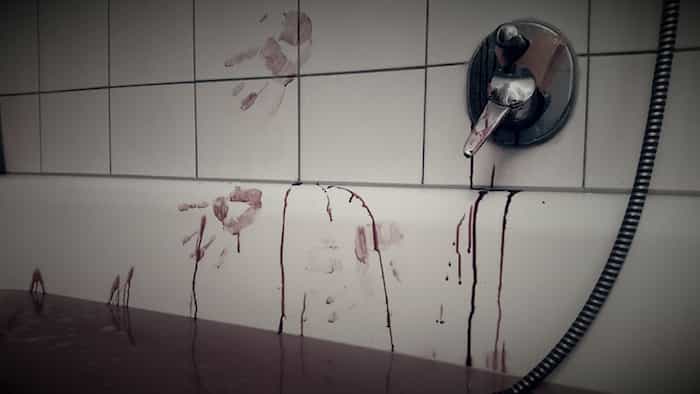 Manchas de un crimen en una bañera para limpiar
