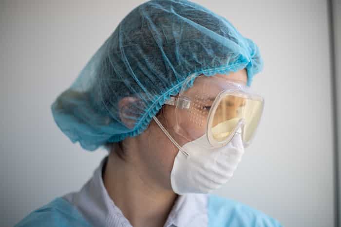 Cientíca con la protección para evitar contagio del coronavirus