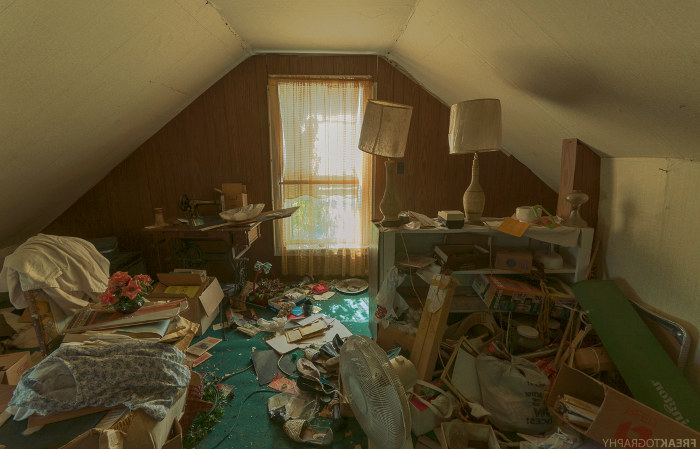 Habitación de una casa ocupada y lista para realizar una limpieza de choque
