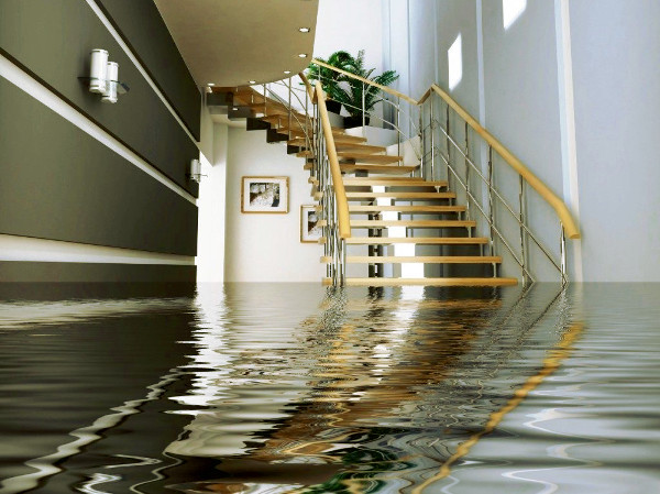 Piso inundado para limpiar