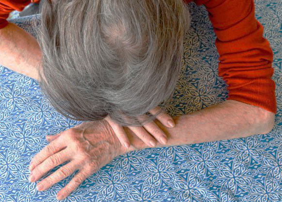 Persona anciana con síndrome de acumulación compulsivo