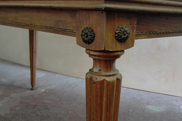Mueble de madera con rastros de carcoma