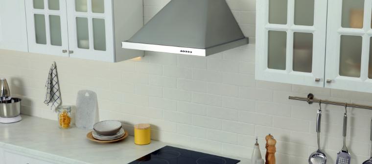 Una cocina con campana extractora.